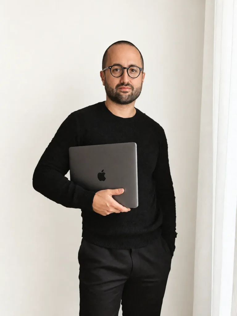 Grzegorz Piekarczyk z laptopem