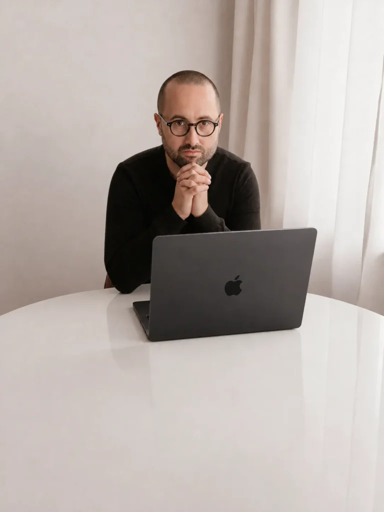 Grzegorz Piekarczyk przy stole z laptopem